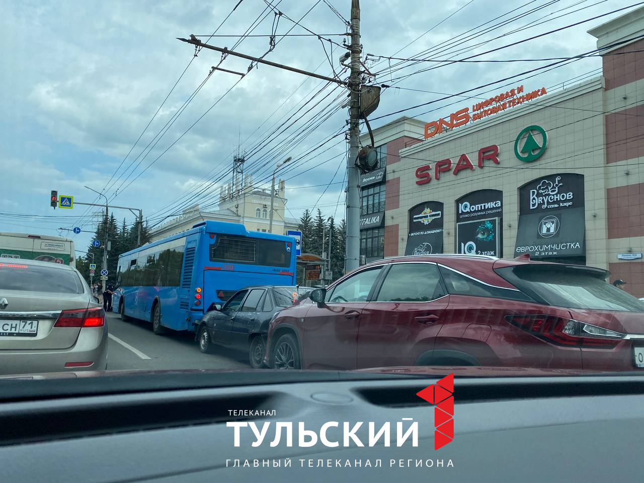 На проспекте Ленина в Туле собрался «паровозик» из машин | 12.06.2024 |  Тула - БезФормата