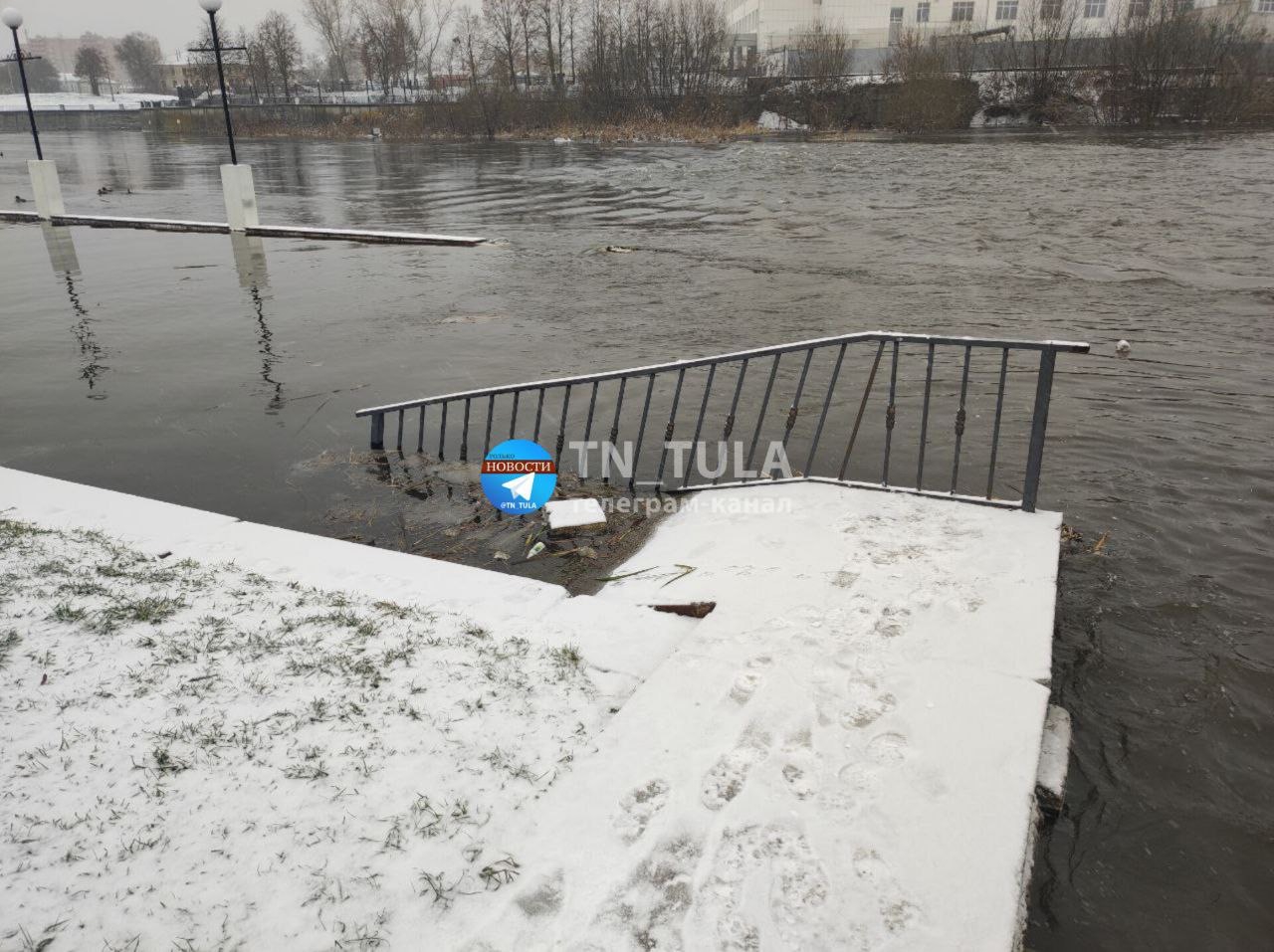 Уровень воды в упе тула сегодня. Затопило набережную в Туле. УПА затопила набережную Тула. Казанская набережная Тула затопило. Потоп в Туле 2023.