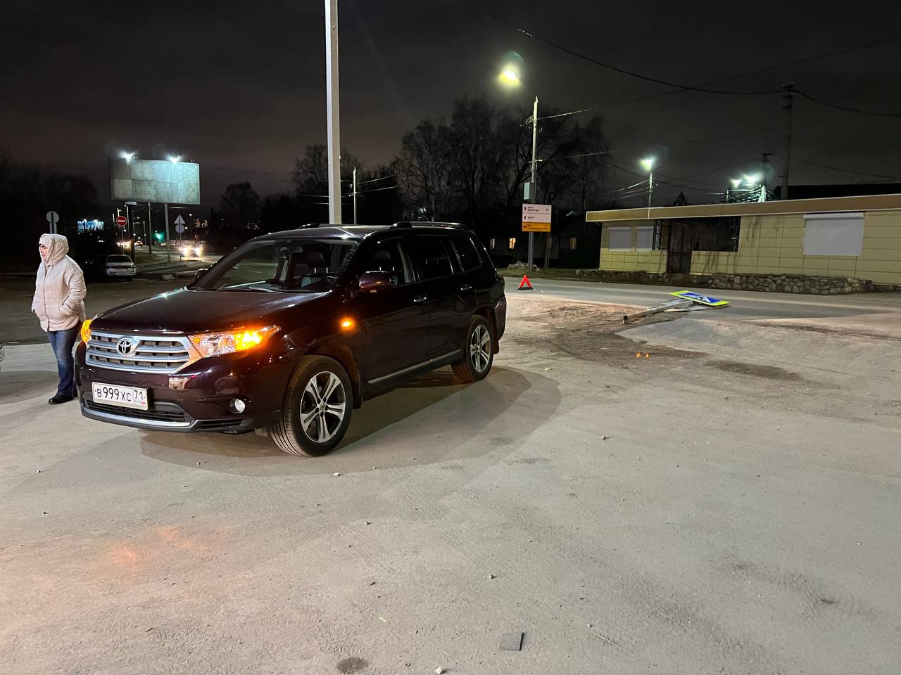 В Туле на улице Чмутова "Тойота" сбила дорожный знак - Новости Тулы и ...