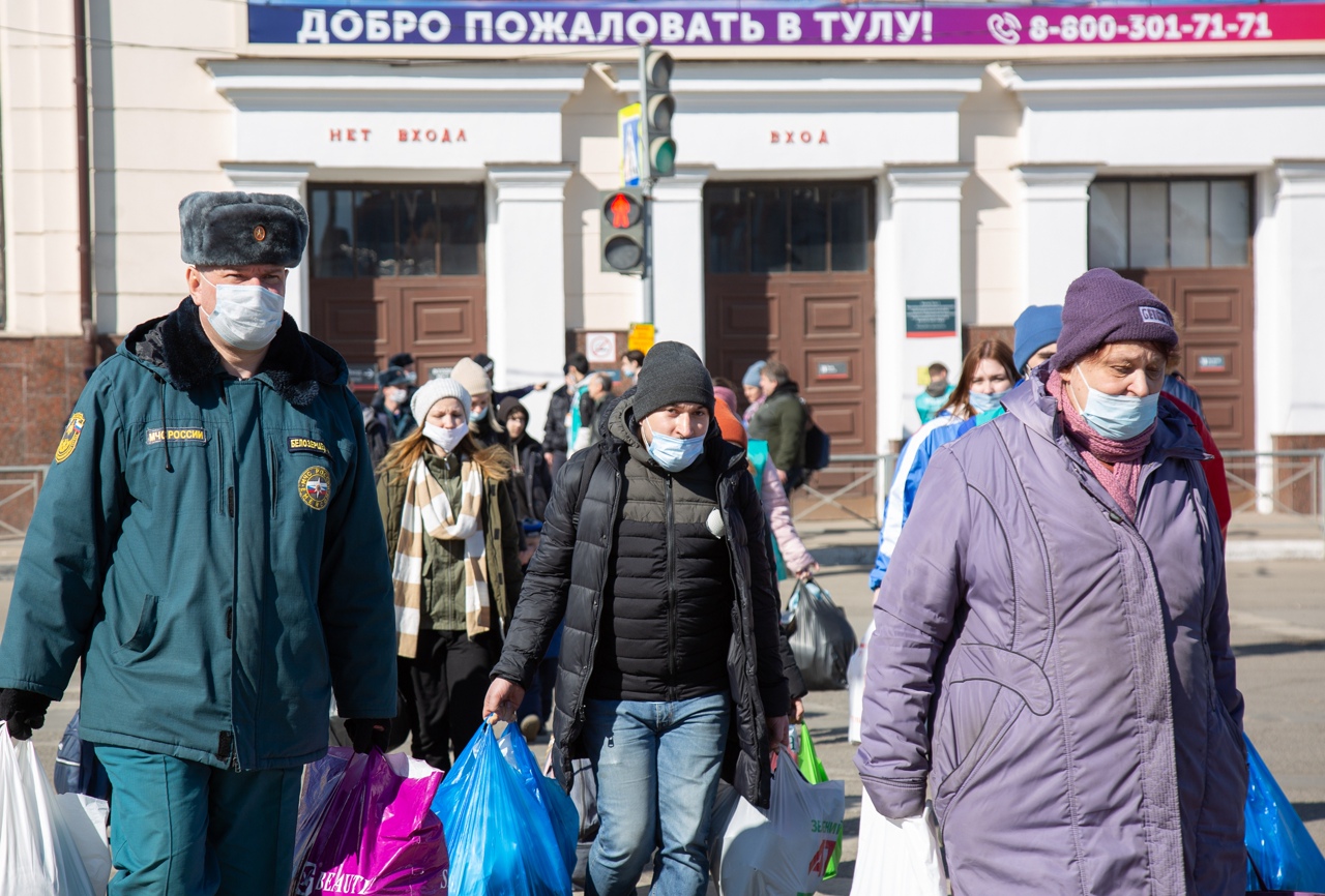 Срочные новости днр. Переселенцы из ДНР. Вынужденные переселенцы. Люди на вокзале. Люди на вокзале фото.