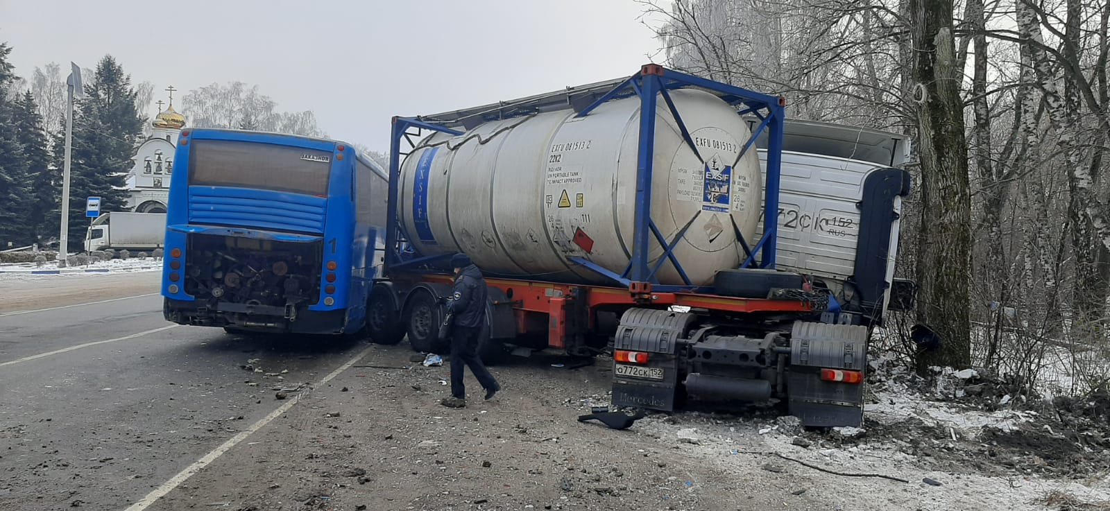 В Узловой пассажирский автобус столкнулся с грузовиком: есть пострадавшие |  30.11.2022 | Тула - БезФормата