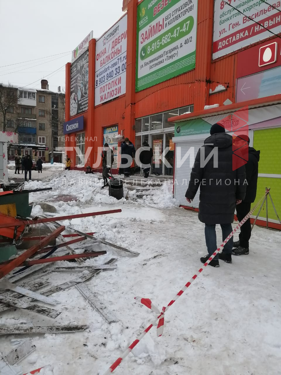 Дикси» снова открыт: у магазина в Узловой убраны обломки входа | 08.02.2022  | Тула - БезФормата