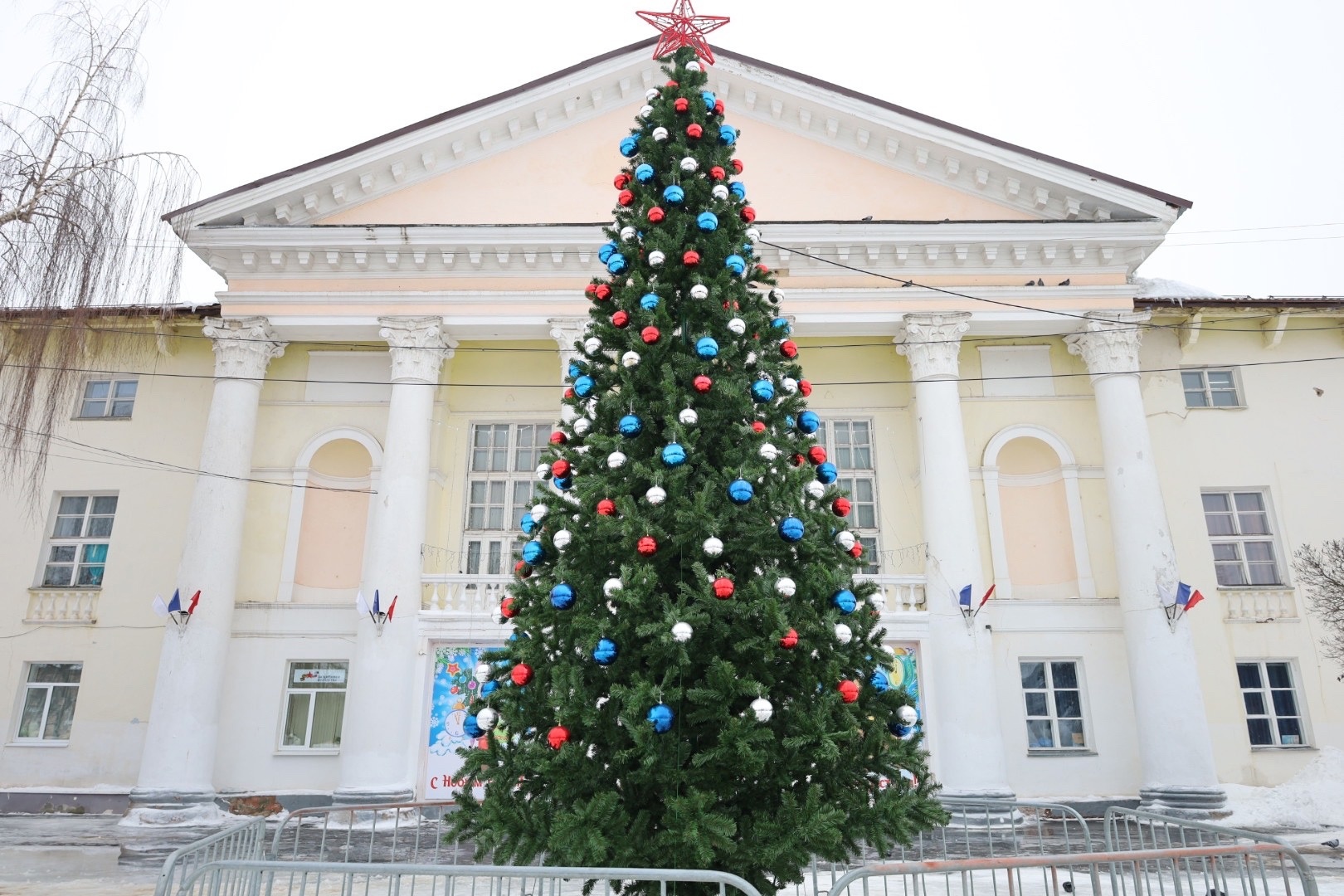 В Новомосковске установили «Старую елку» | 19.12.2023 | Тула - БезФормата