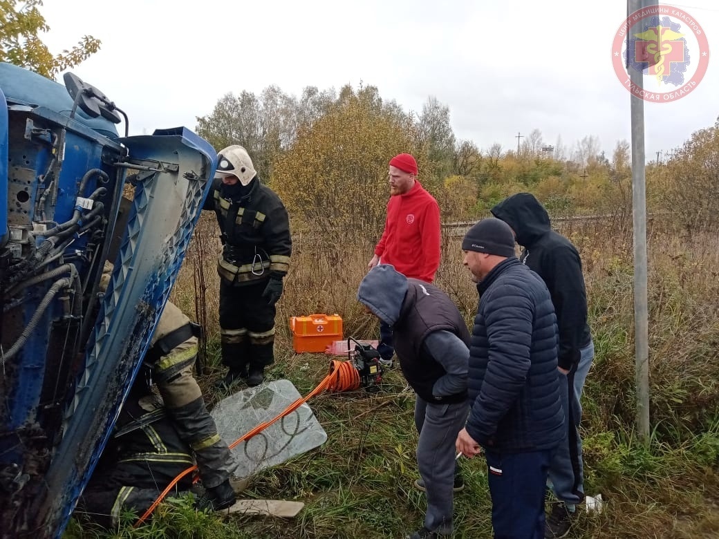 Под Тулой столкнулись грузовик и кроссовер | 10.10.2023 | Тула - БезФормата