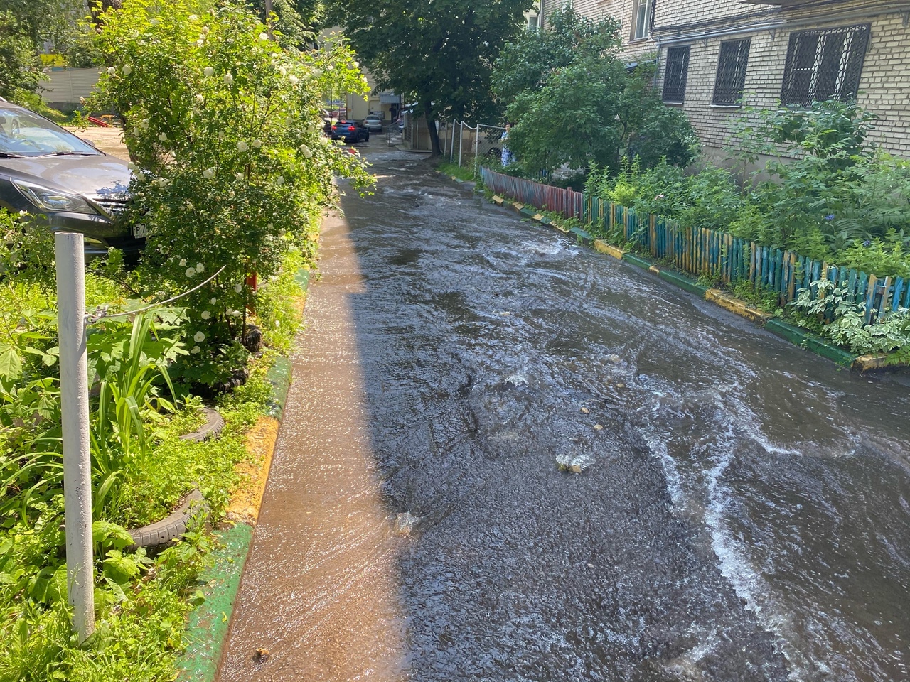 В Туле на улице Октябрьской, 50 водой затопило детскую площадку и парковку  - Новости Тулы и области - 1tulatv