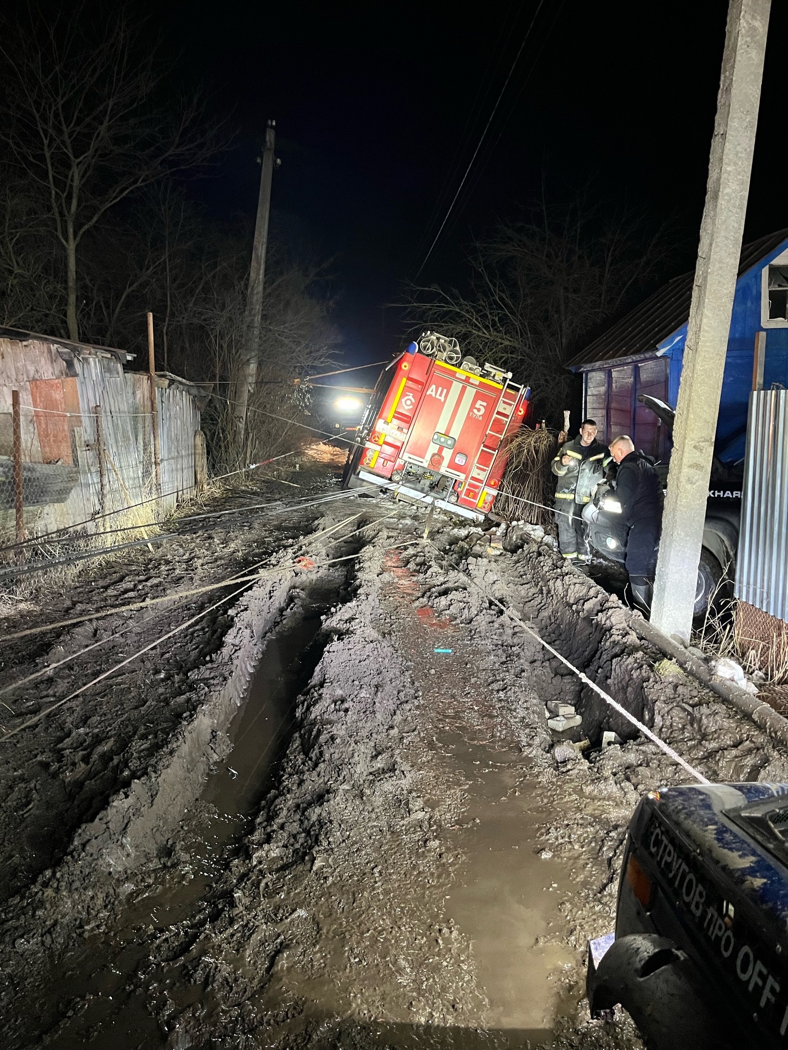 В Большой Туле две машины МЧС застряли в грязи - Новости Тулы и области -  1tulatv