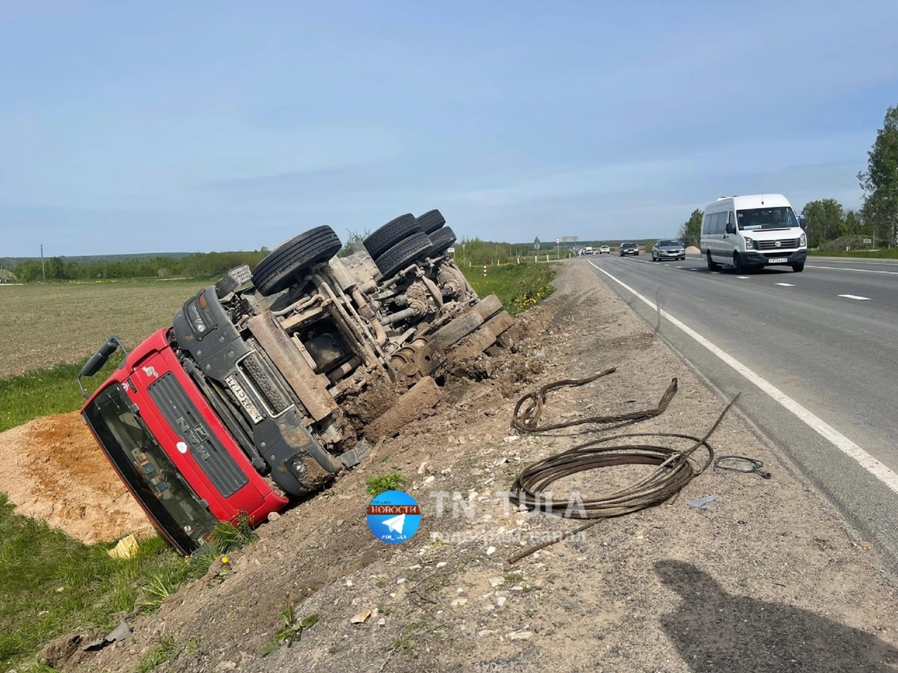 На Калужском шоссе в Туле перевернулась фура с песком | 24.05.2022 | Тула -  БезФормата