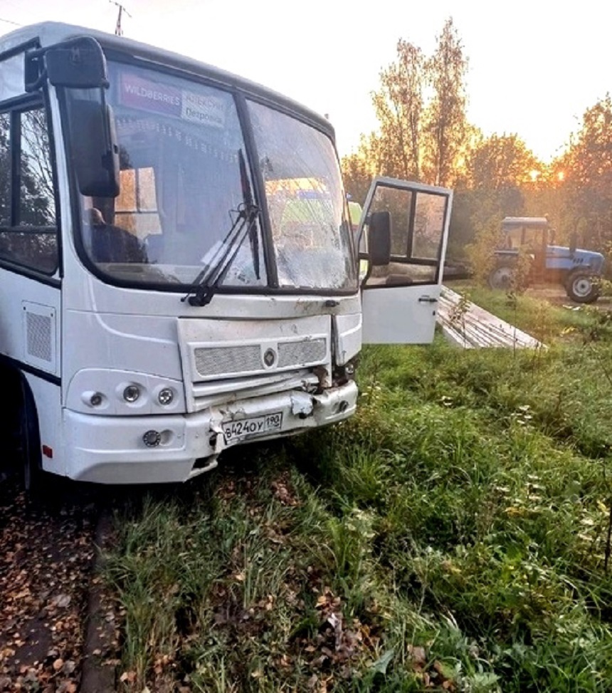 В Алексине произошло серьезное ДТП с трактором и автобусом - Новости Тулы и  области - 1tulatv