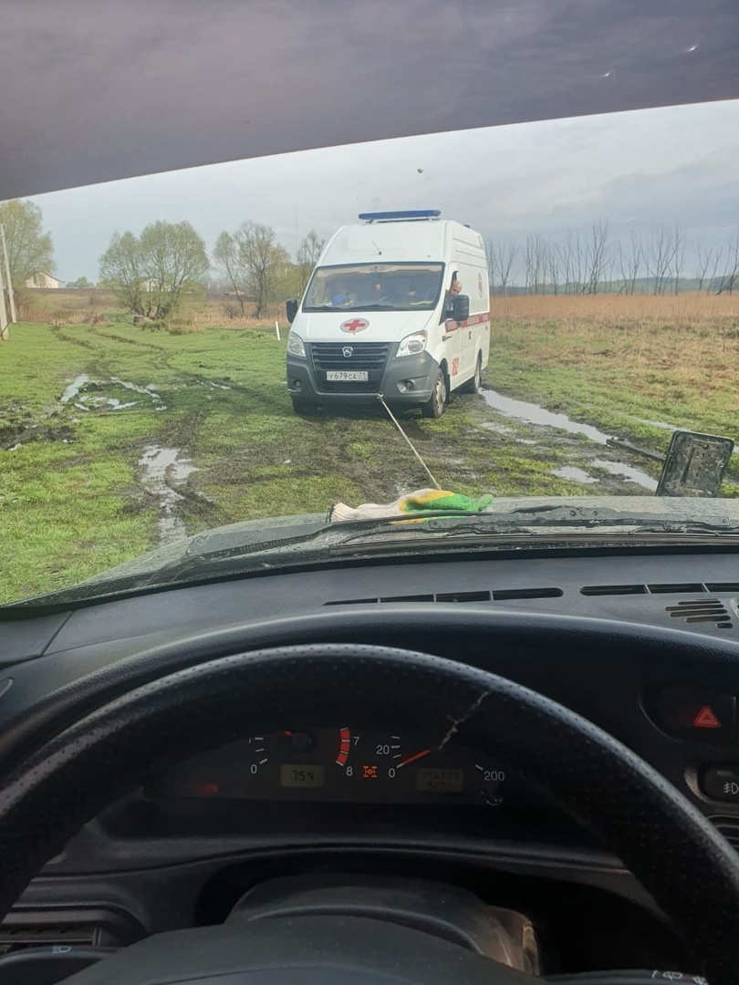 В Щекинском районе машина скорой помощи застряла в грязи - Новости Тулы и  области - 1tulatv