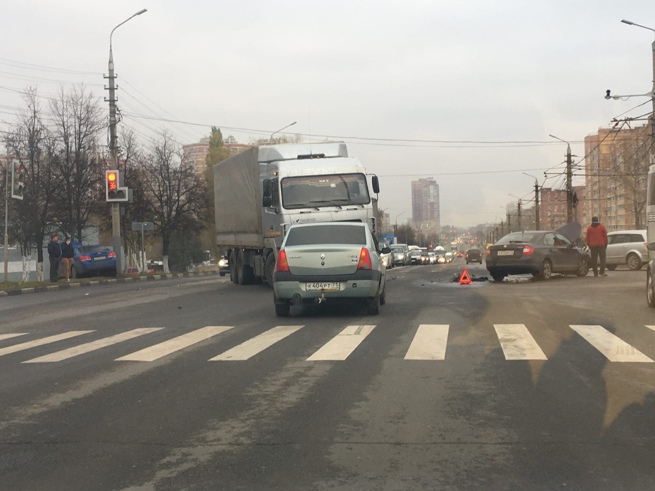 В Туле на Зеленстрое произошло массовое ДТП: одна из машин вылетела с дороги  - Новости Тулы и области - 1tulatv