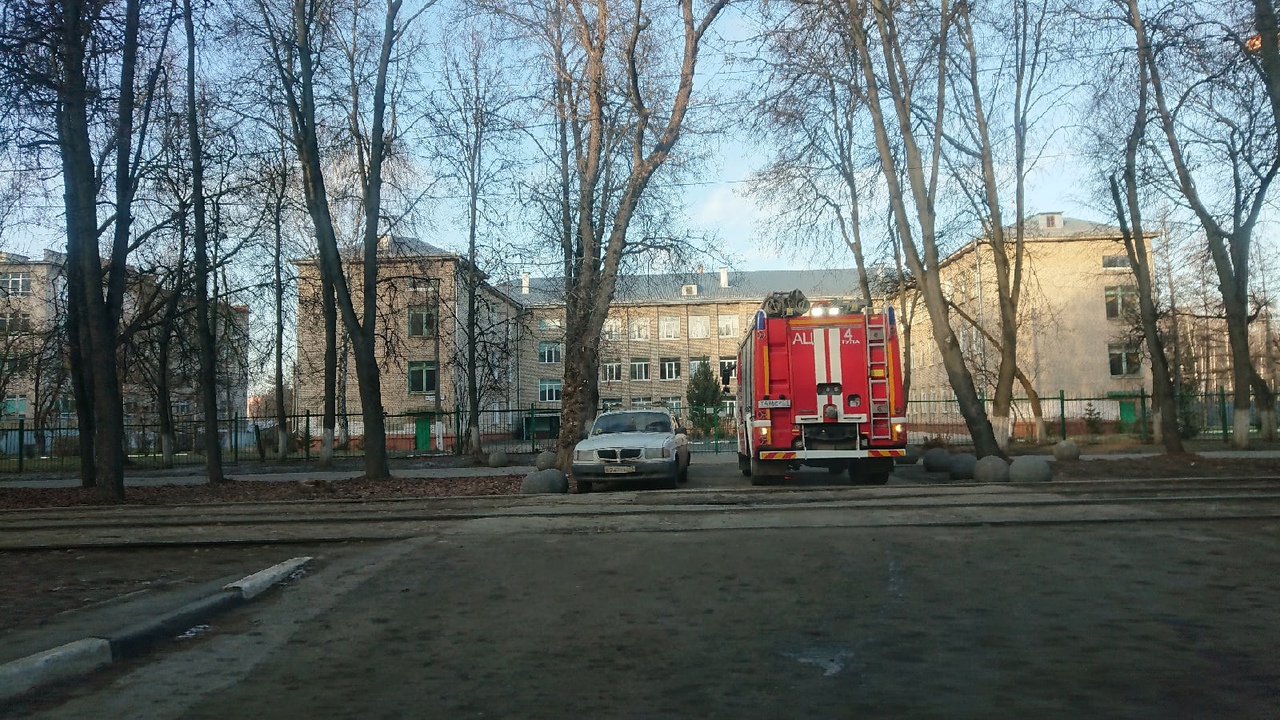 К школе на улице Энгельса в Туле приехала пожарная машина - Новости Тулы и  области - 1tulatv