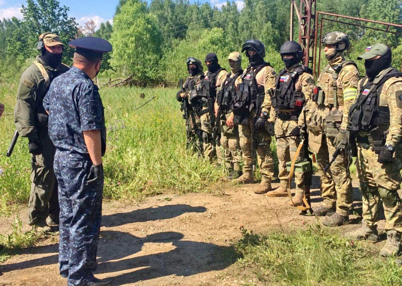 Работает спецназ: бойцы тульского подразделения проводят тактические учения - Но
