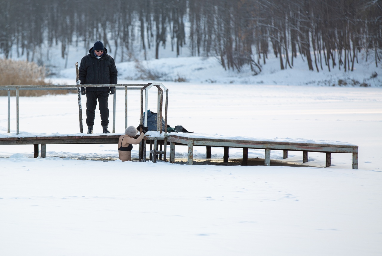 Поднялся сильный мороз. Купание в проруби Башкирия. Каток в 20 градусный Мороз. Купания моржей в парке 1905 Иваново Шарыпов.