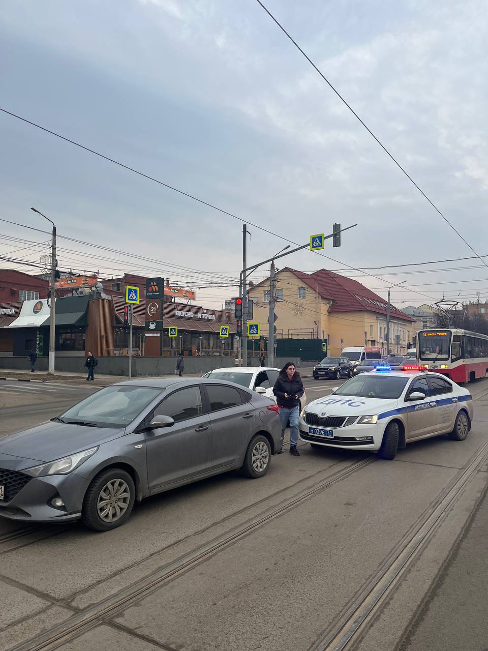 Улица Октябрьская в Туле встала в пробке из-за ДТП - Новости Тулы и области  - 1tulatv