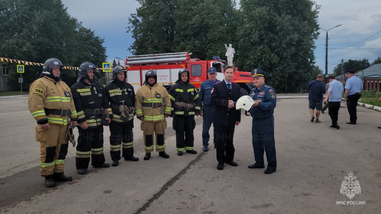 Актер Виктор Добронравов пришел в гости к тульским пожарным | 10.08.2023 |  Тула - БезФормата