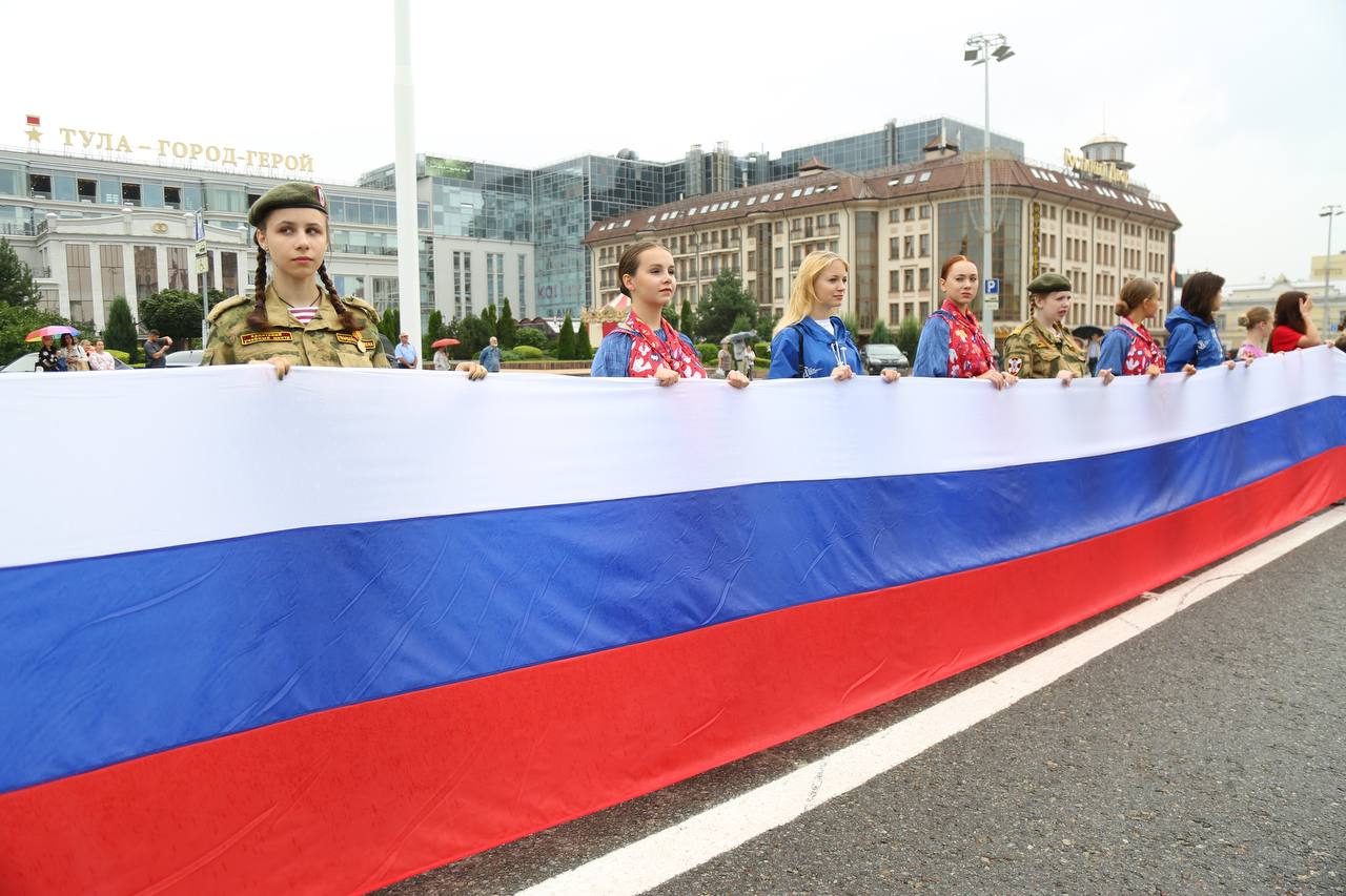 Туляки затянули центральную площадь 42-метровым флагом России - Новости  Тулы и области - 1tulatv