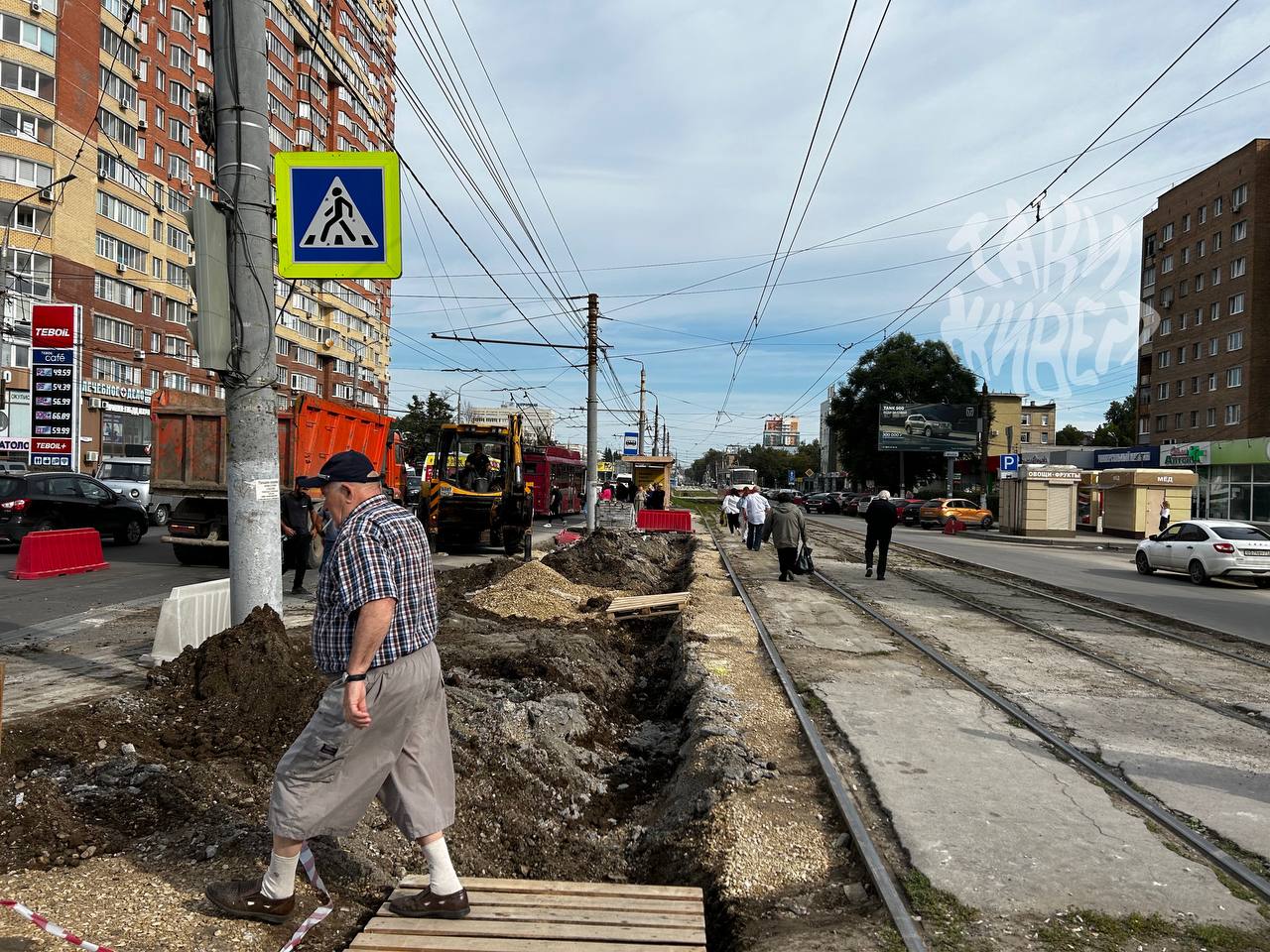 В Туле пенсионерам пришлось перепрыгивать ямы из-за перекопанной остановки  на Зеленстрое - Новости Тулы и области - 1tulatv