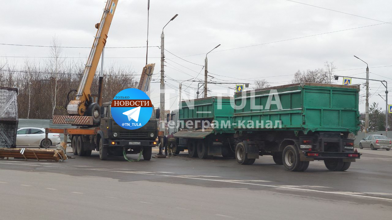 В Туле грузовик уронил палатку из Центрального парка - Новости Тулы и  области - 1tulatv