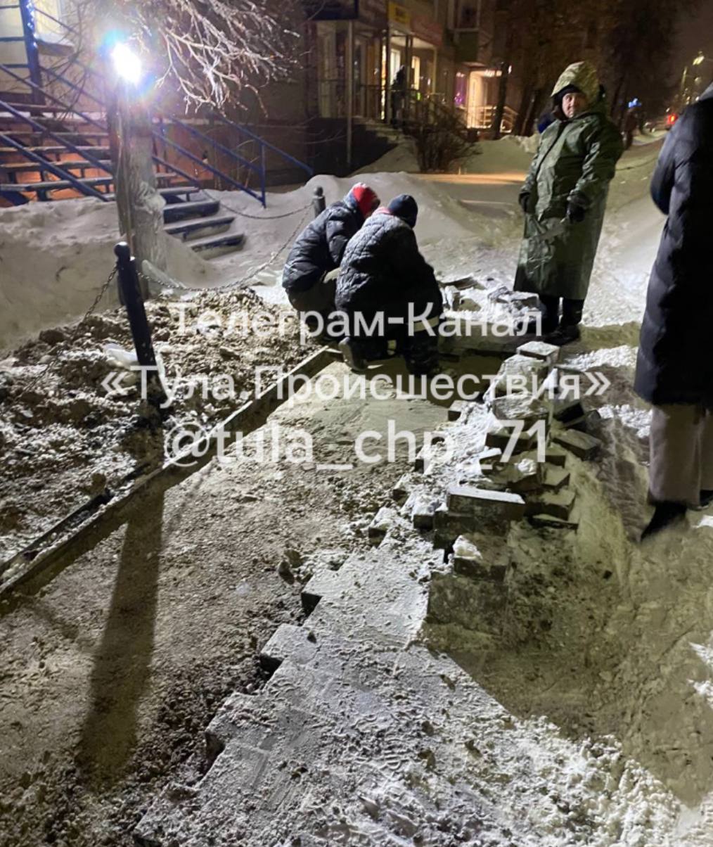 На улице Металлургов в Туле плитку начали перекладывать в метель - Новости  Тулы и области - 1tulatv