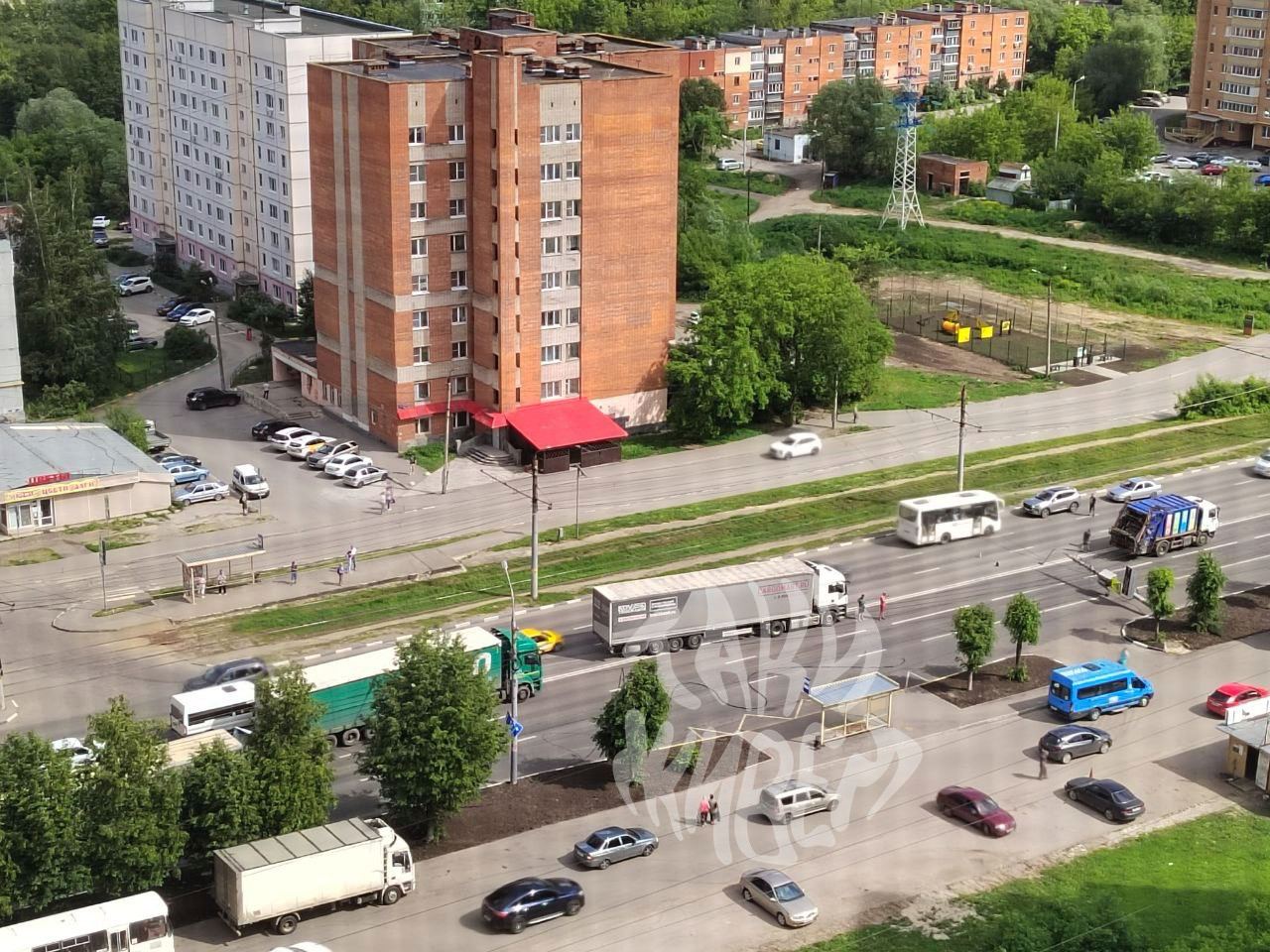 В Туле на проспекте Ленина мусоровоз снес столб | 04.06.2024 | Тула -  БезФормата