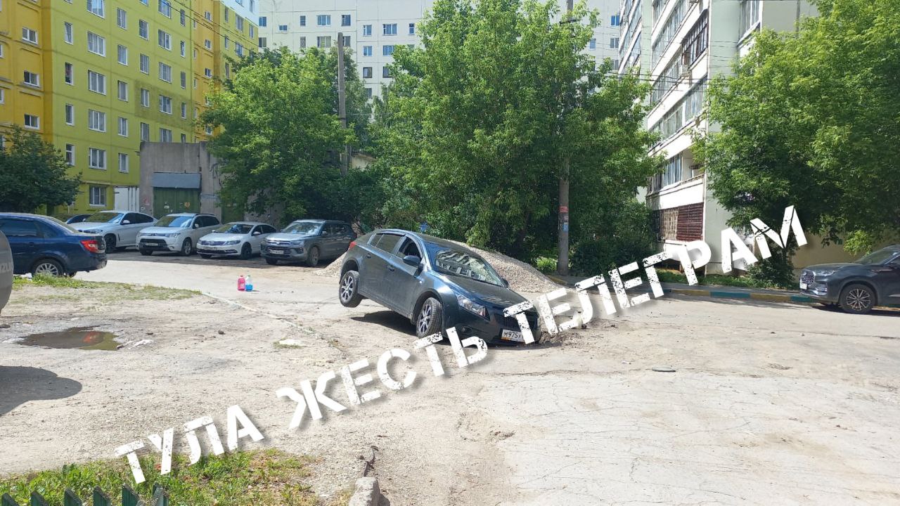 В Туле на улице Тургеневской образовался провал в дороге | 04.06.2024 |  Тула - БезФормата