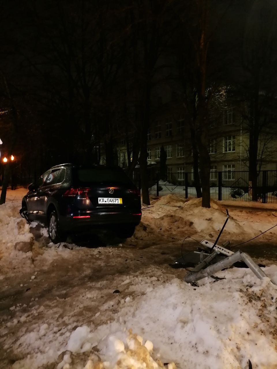 В Туле на улице Болдина водитель кроссовера скрылся после ДТП со светофором  | 20.12.2023 | Тула - БезФормата