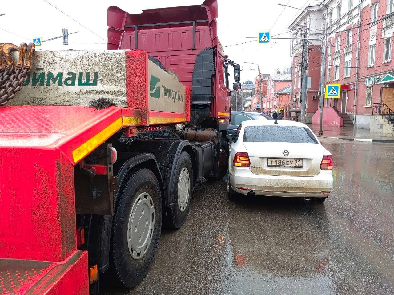 Улица Октябрьская в Туле застыла в пробке из-за ДТП с эвакуатором |  16.03.2023 | Тула - БезФормата