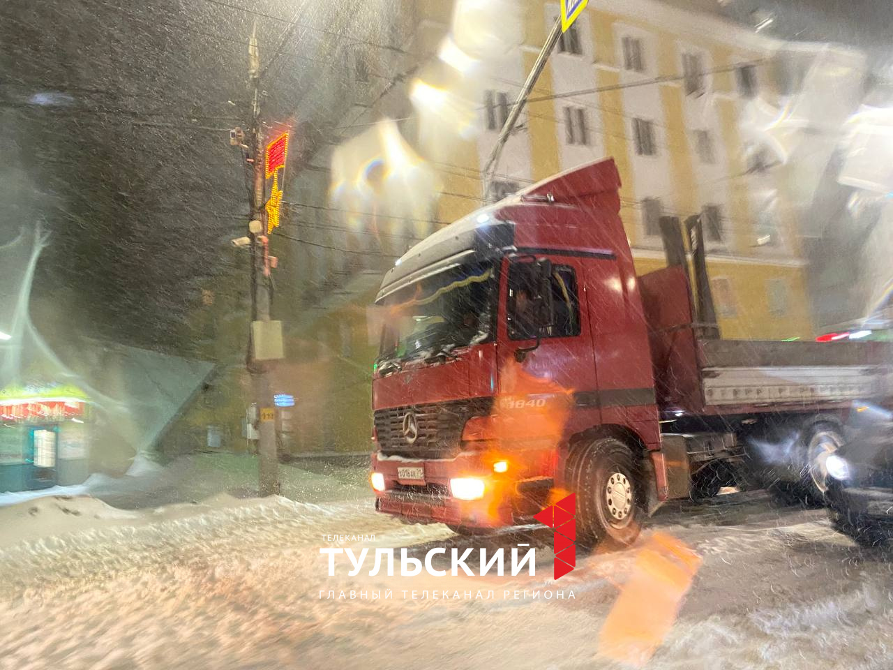 В Туле водитель внедорожника спас большегруз из снежного плена - Новости  Тулы и области - 1tulatv