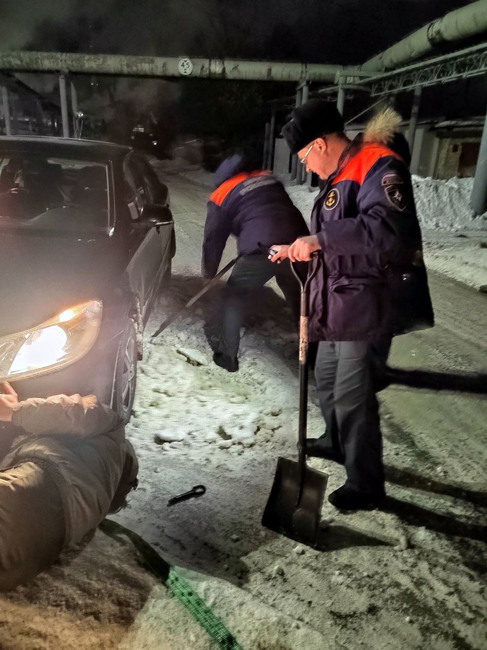 В Ефремове спасатели помогли многодетной маме вытащить застрявшую в снегу  машину - Новости Тулы и области - 1tulatv