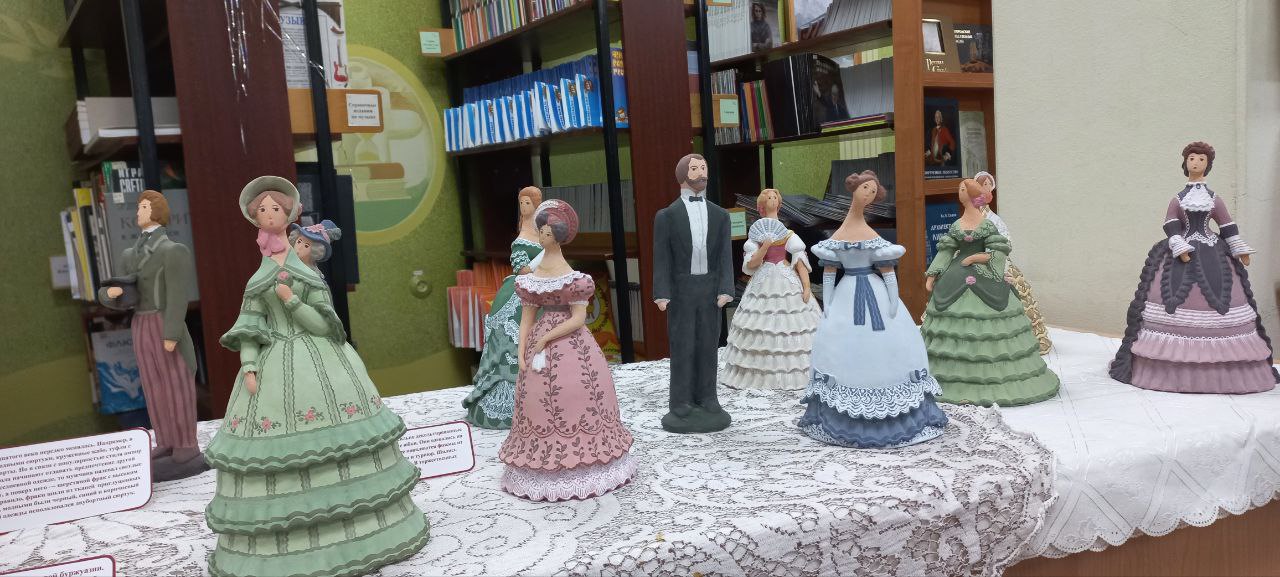 Тульская научная библиотека. Выставка комодной куклы Яснопольская керамика.