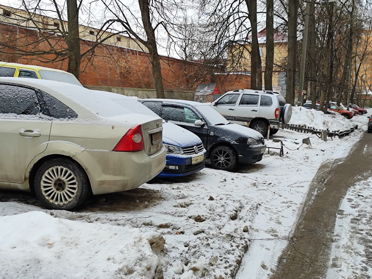 Как туляки могут законно отвоевать парковочное место во дворе | 05.02.2024  | Тула - БезФормата