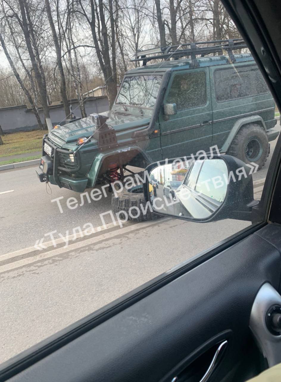 На улице Октябрьской в Туле колесо машины отлетело в автомобили - Новости  Тулы и области - 1tulatv