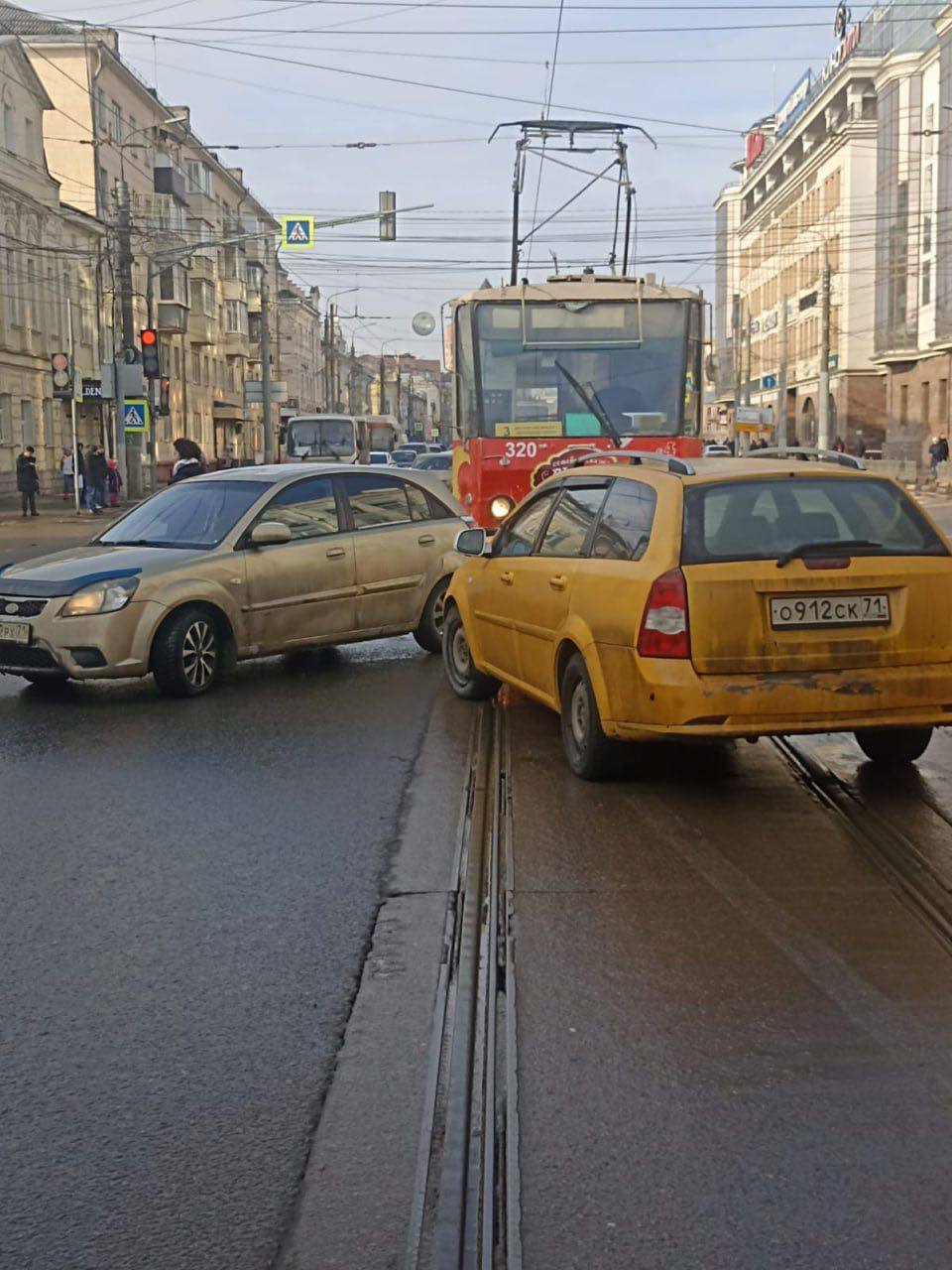 В центре Тулы из-за ДТП встали трамваи | 05.02.2023 | Тула - БезФормата