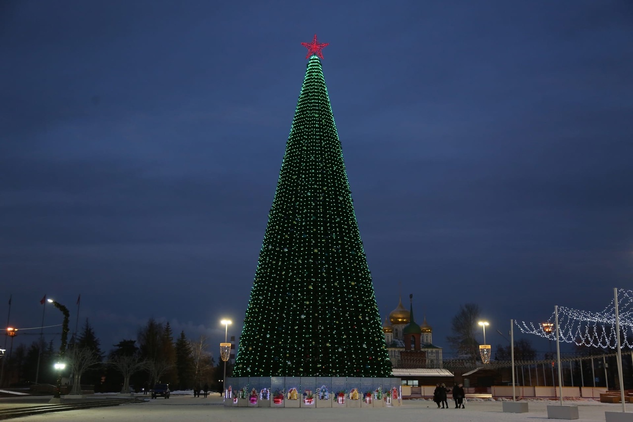 В Туле на площади Ленина зажгли новогоднюю ёлку | 01.12.2022 | Тула -  БезФормата