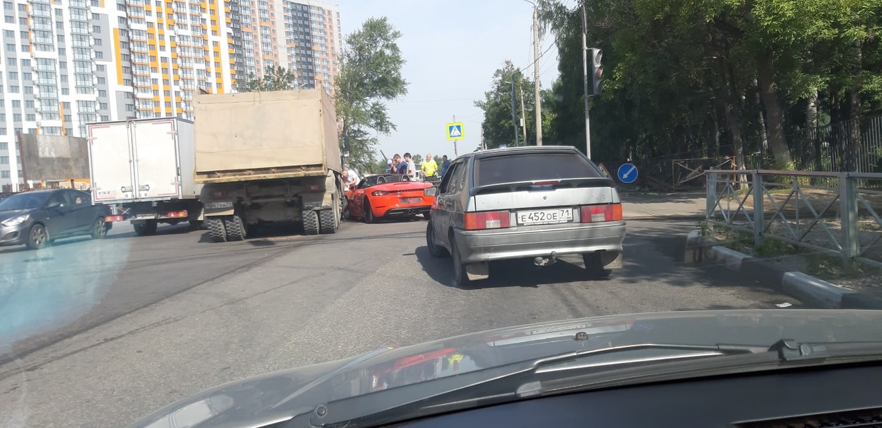 В Туле на улице Оборонной спортивный «Порше» столкнулся с грузовиком -  Новости Тулы и области - 1tulatv