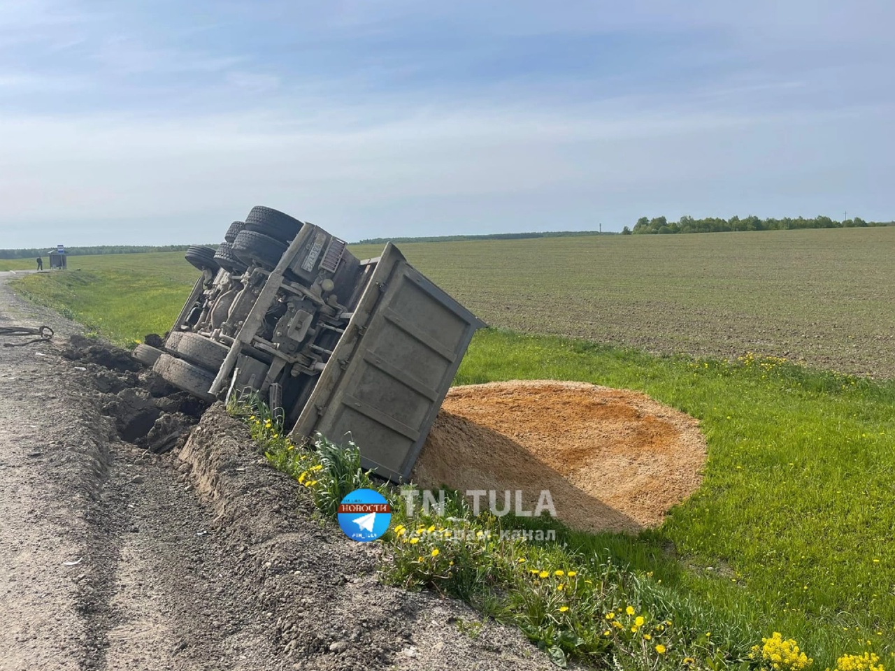 На Калужском шоссе в Туле перевернулась фура с песком - Новости Тулы и  области - 1tulatv