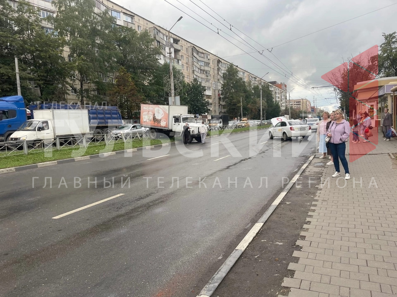 В Туле на улице Ложевой столкнулись грузовик и такси - Новости Тулы и  области - 1tulatv