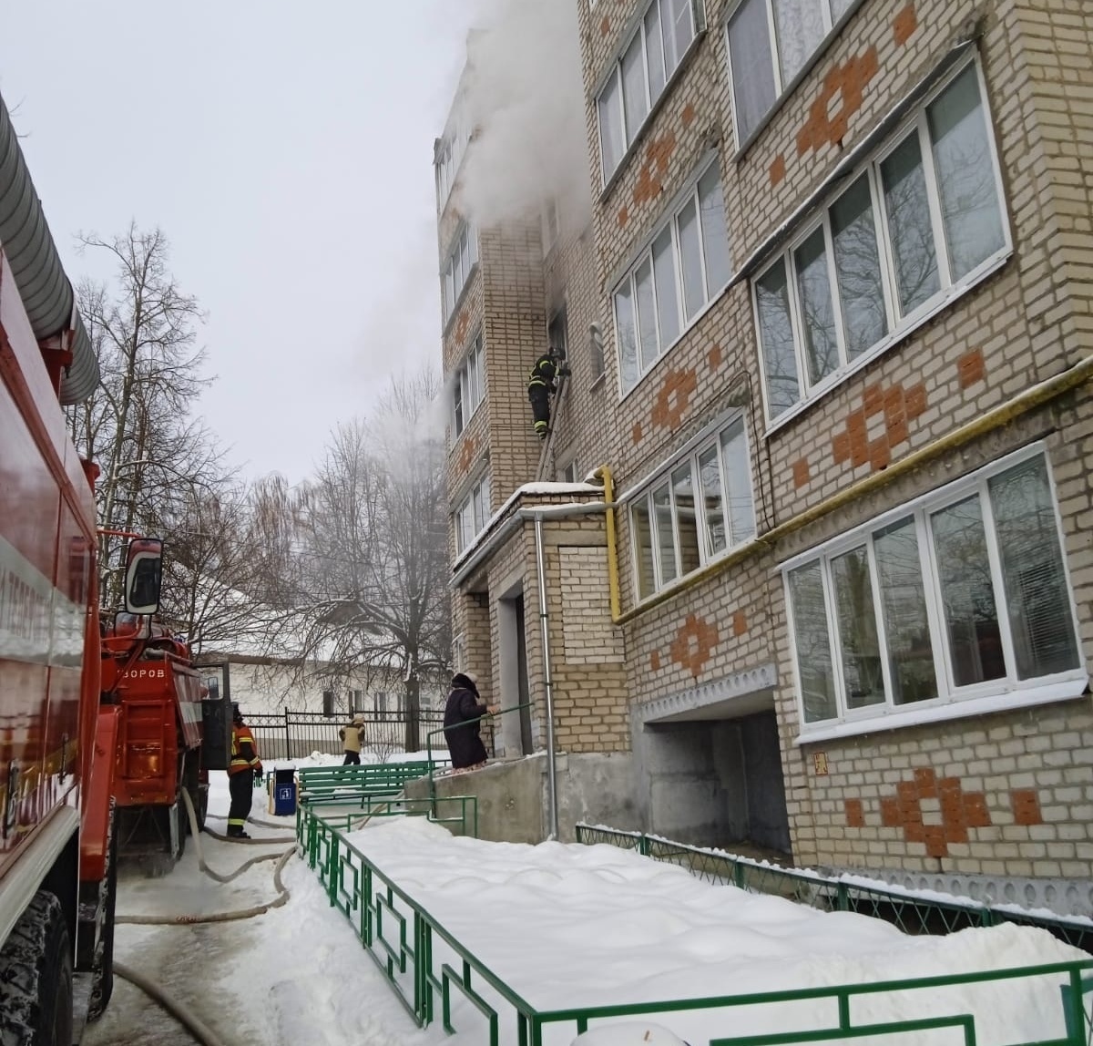 В Суворове пожарные спасли из горящего дома двух детей - Новости Тулы и  области - 1tulatv