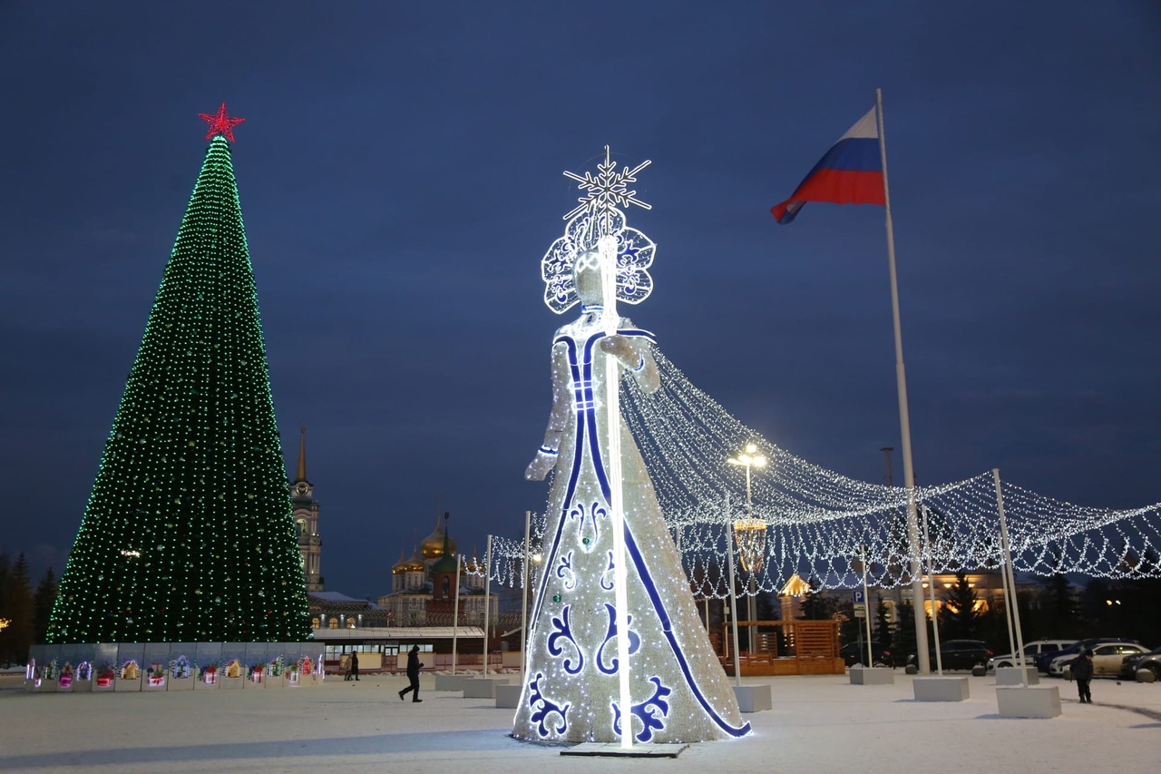 В Туле на площади Ленина зажгли новогоднюю ёлку | 01.12.2022 | Тула -  БезФормата