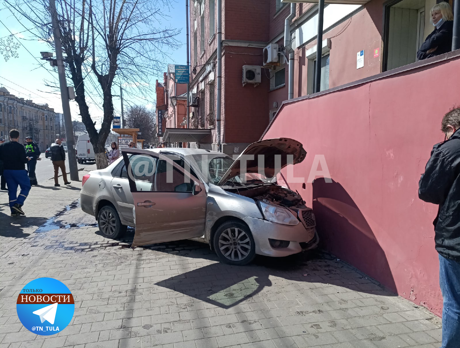 В Туле на улице Октябрьской Datsun въехал в дом - Новости Тулы и области -  1tulatv