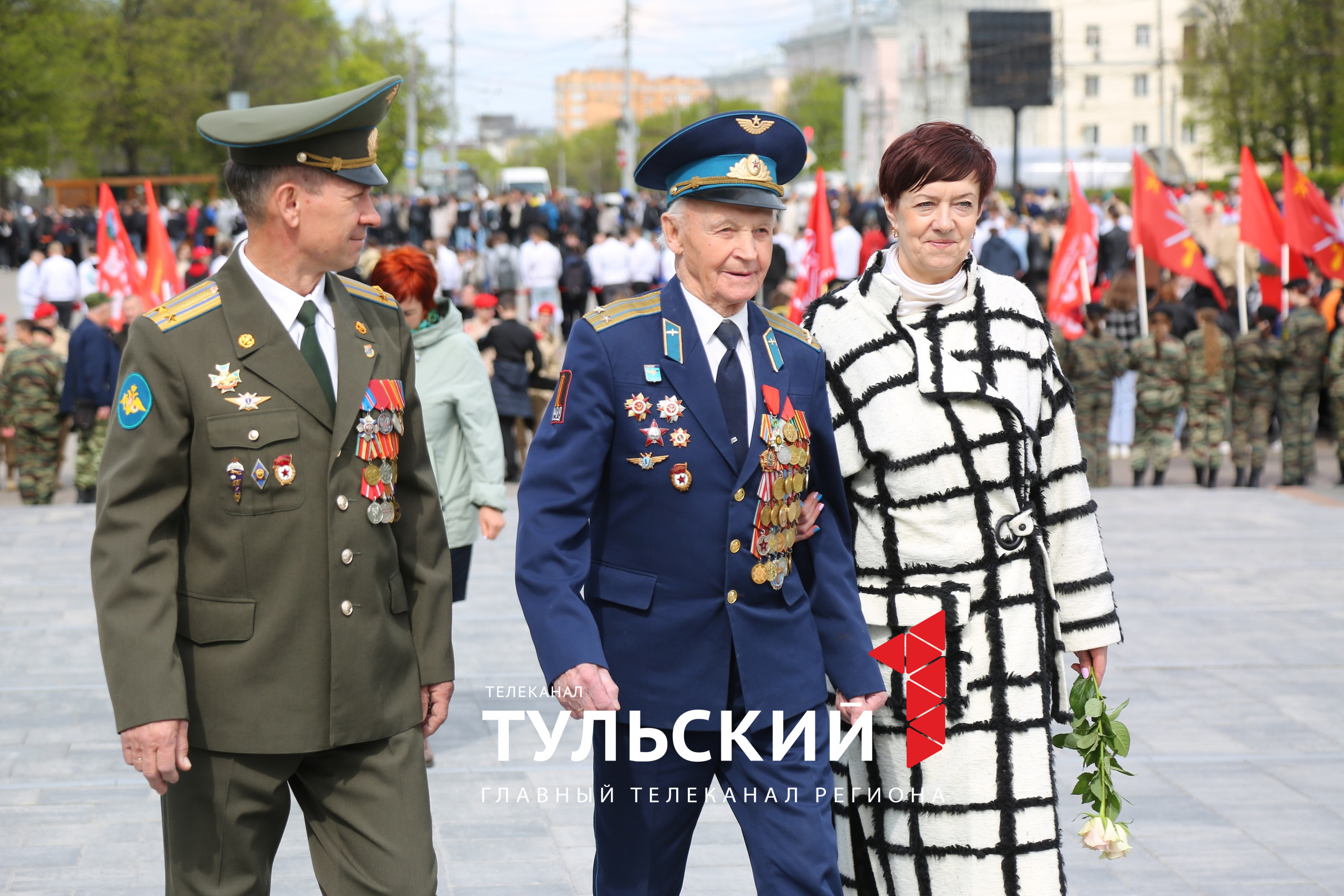 В Тулу привезли гигантскую копию Знамени Победы и 300-метровую Георгиевскую  ленту - Новости Тулы и области - 1tulatv