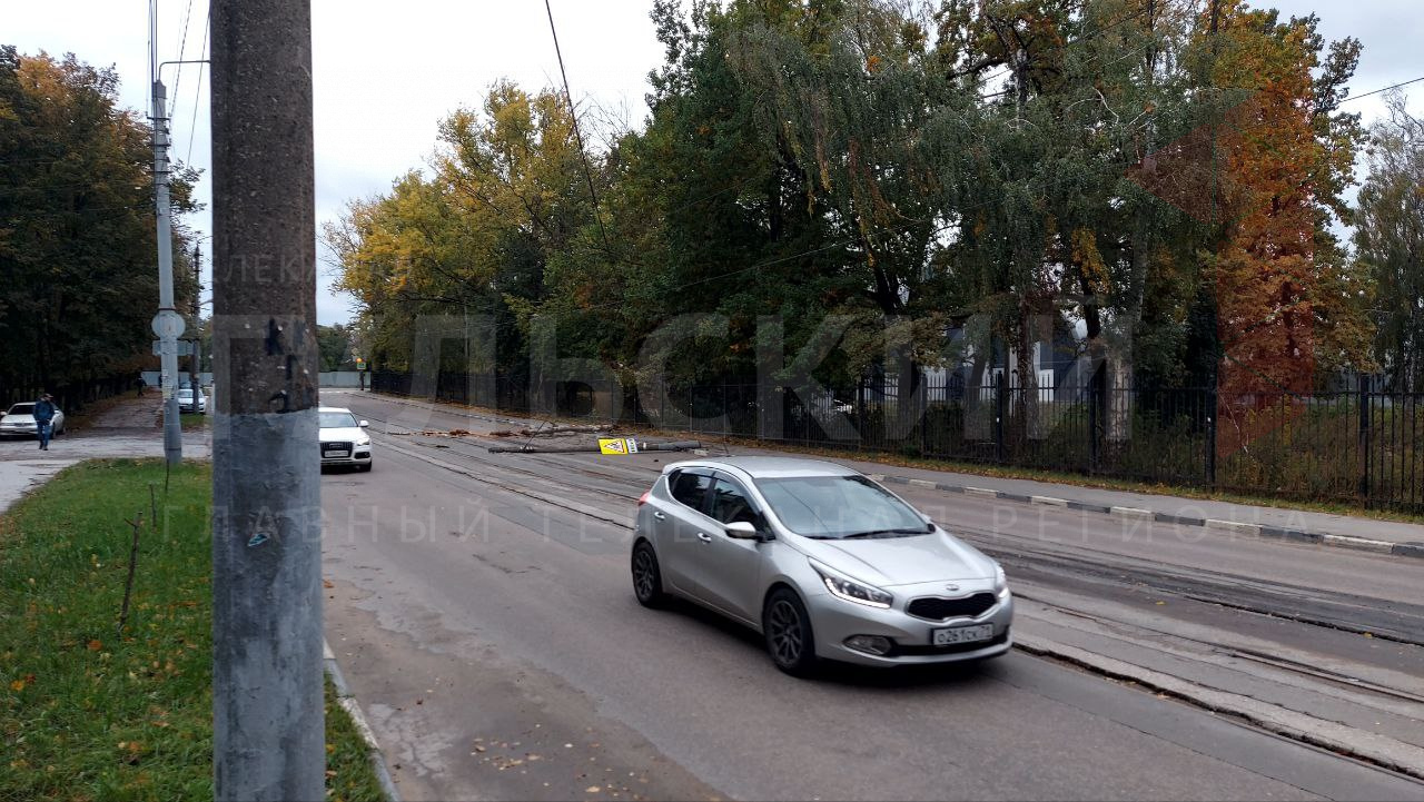 В Туле на улице Тимирязева упавший столб перегородил дорогу | 19.09.2022 |  Тула - БезФормата