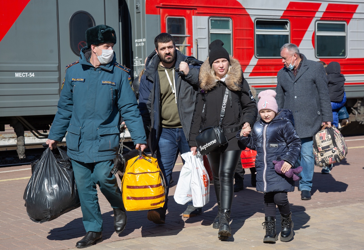 Переселенцев 2020. Вынужденный переселенец. Переселенцев 2020. Мариуполь беженцы. Тула беженцы.
