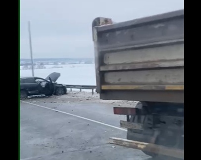 Под Тулой столкнулись легковушка и грузовик: пострадал водитель иномарки