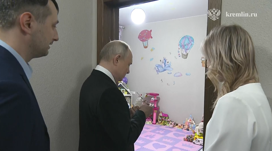Юная тулячка подарила Владимиру Путину игрушечного зайчика