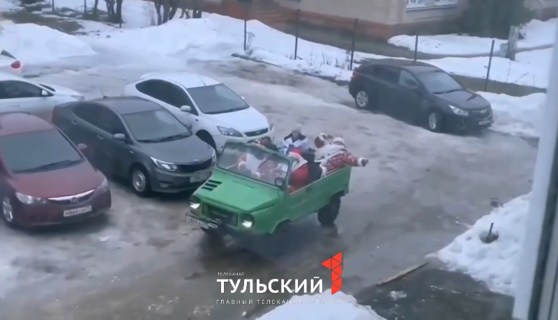 В Новомосковске заметили Дедов Морозов на внедорожнике