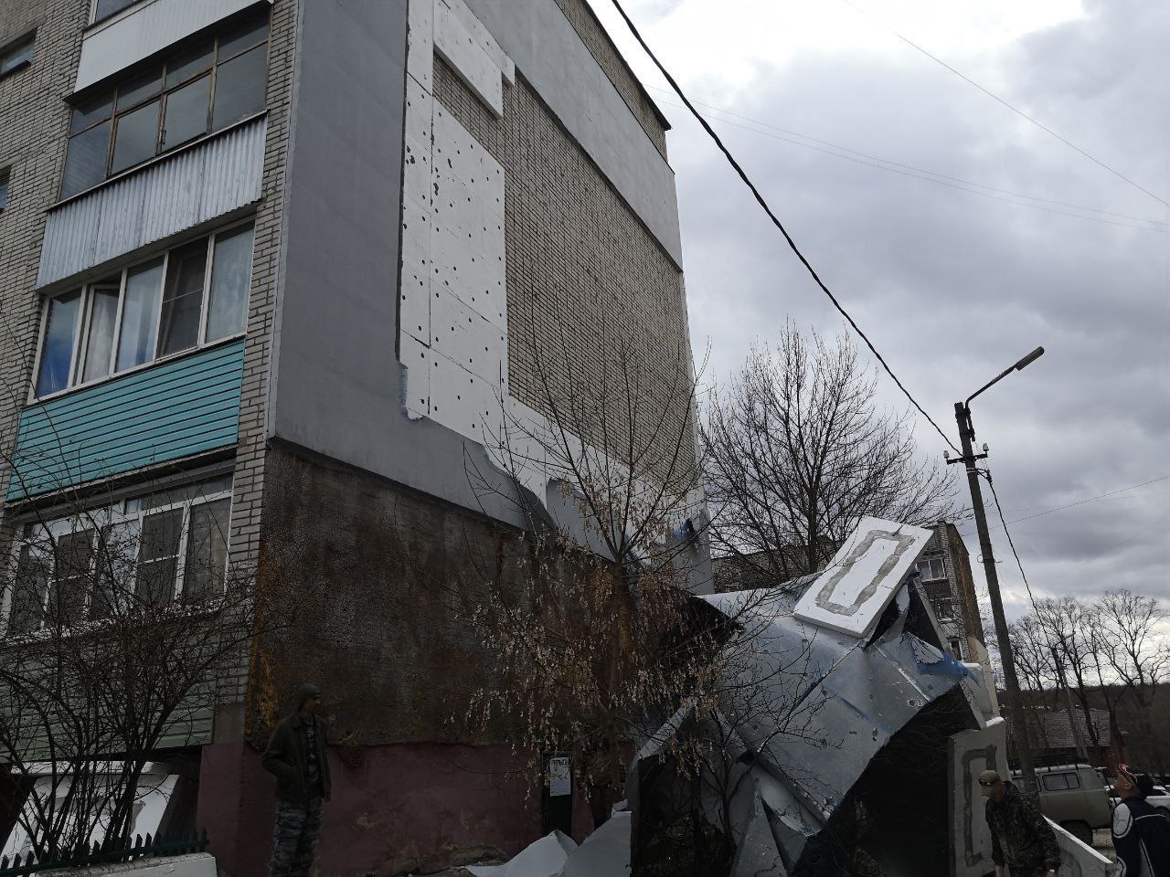 В тульском Скуратово у дома из-за сильного ветра оторвало кусок фасада -  Новости Тулы и области - 1tulatv