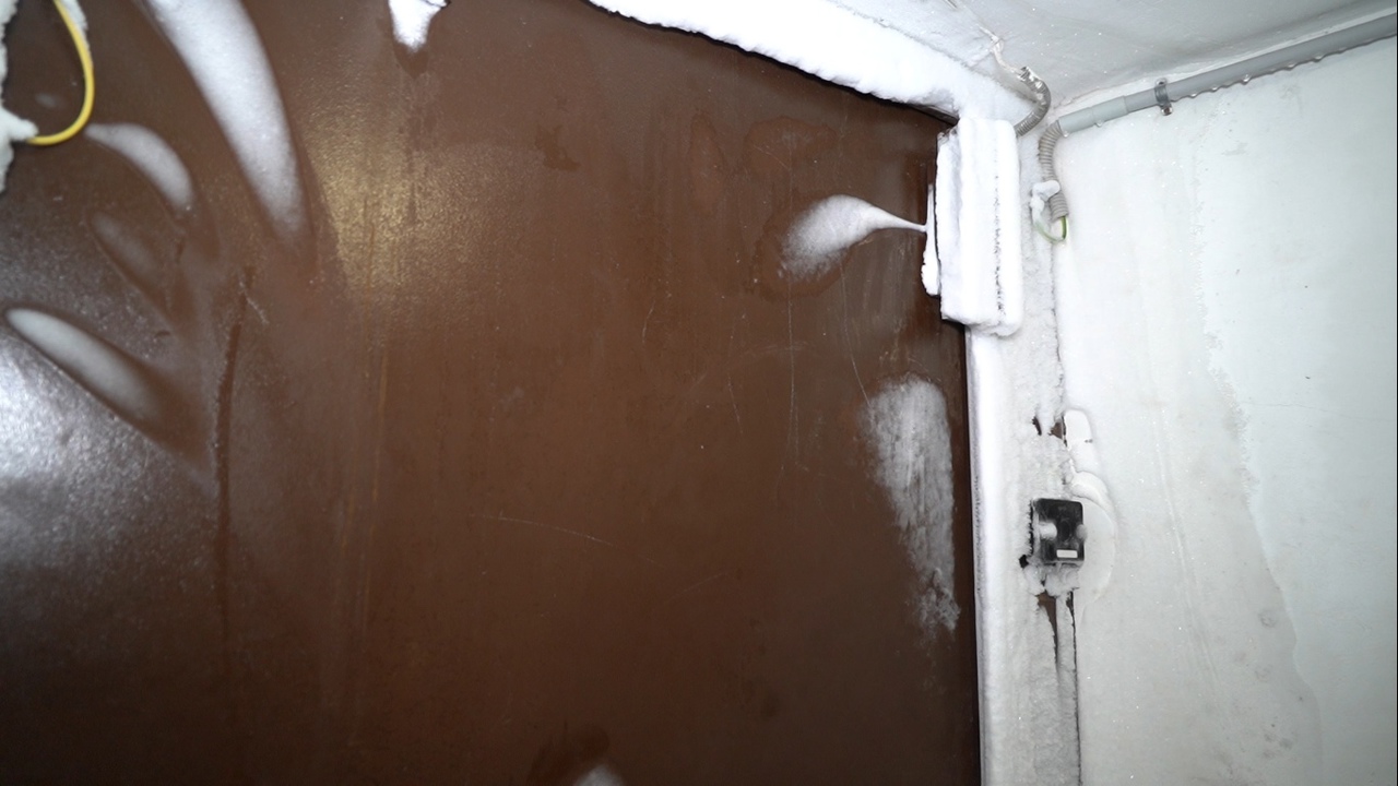 В Туле жители многоквартирного дома не могут закрыть дверь в подъезд из-за наледи