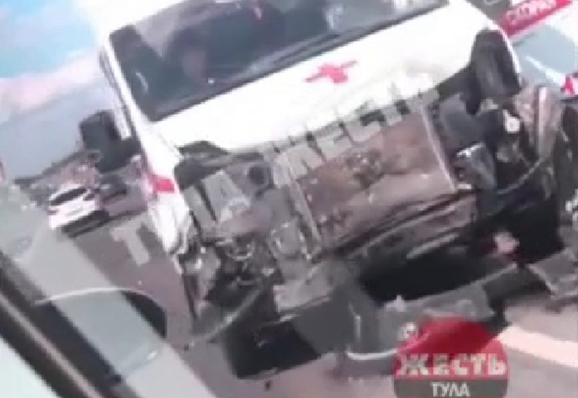 В Туле машина скорой помощи попала в ДТП: видео