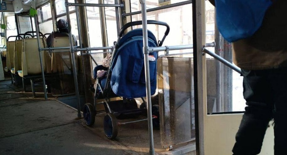 В Туле в трамвае женщина оставила ребенка в коляске
